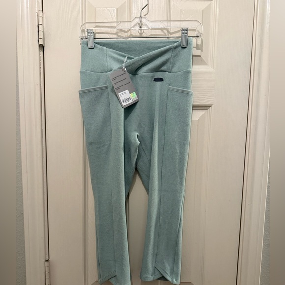 Gymshark leggings poise cropped with pockets in pistachio ice nwt- size small - Picture 1 of 8
